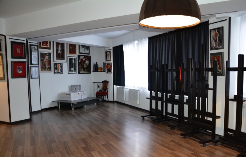 Album's arrival.
... in the circle of Students, Son and teachers.