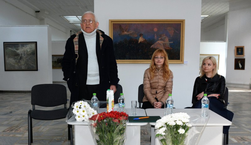 Studenții la vernisajul expoziției lui Emil Childescu