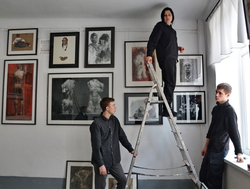 ... preparations for the Drawing Exhibitions  of students from 12th grade, teacher Oksana Ghimpu
/ March 20, 2022 /