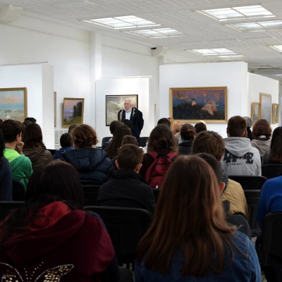 Студенты на открытии выставки Эмиля Хильдеску