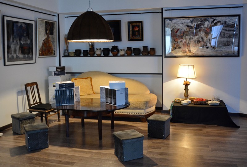 ... sosirea Albumului.
... cu Elevii și profesorii, în micul cerc al propriilor reflecții.