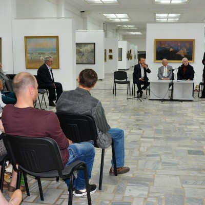 Студенты на открытии выставки Эмиля Хильдеску