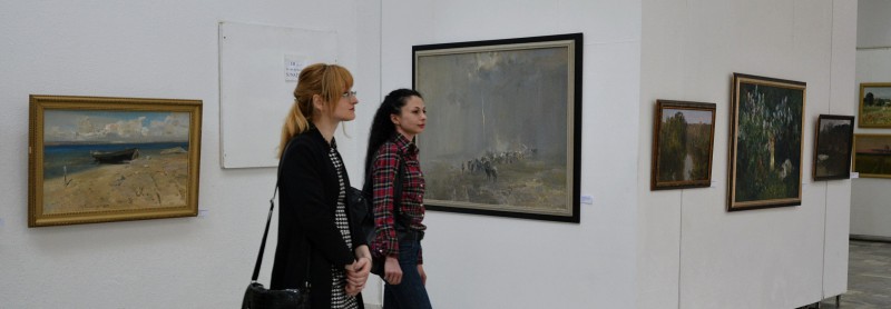 Studenții la vernisajul expoziției lui Emil Childescu